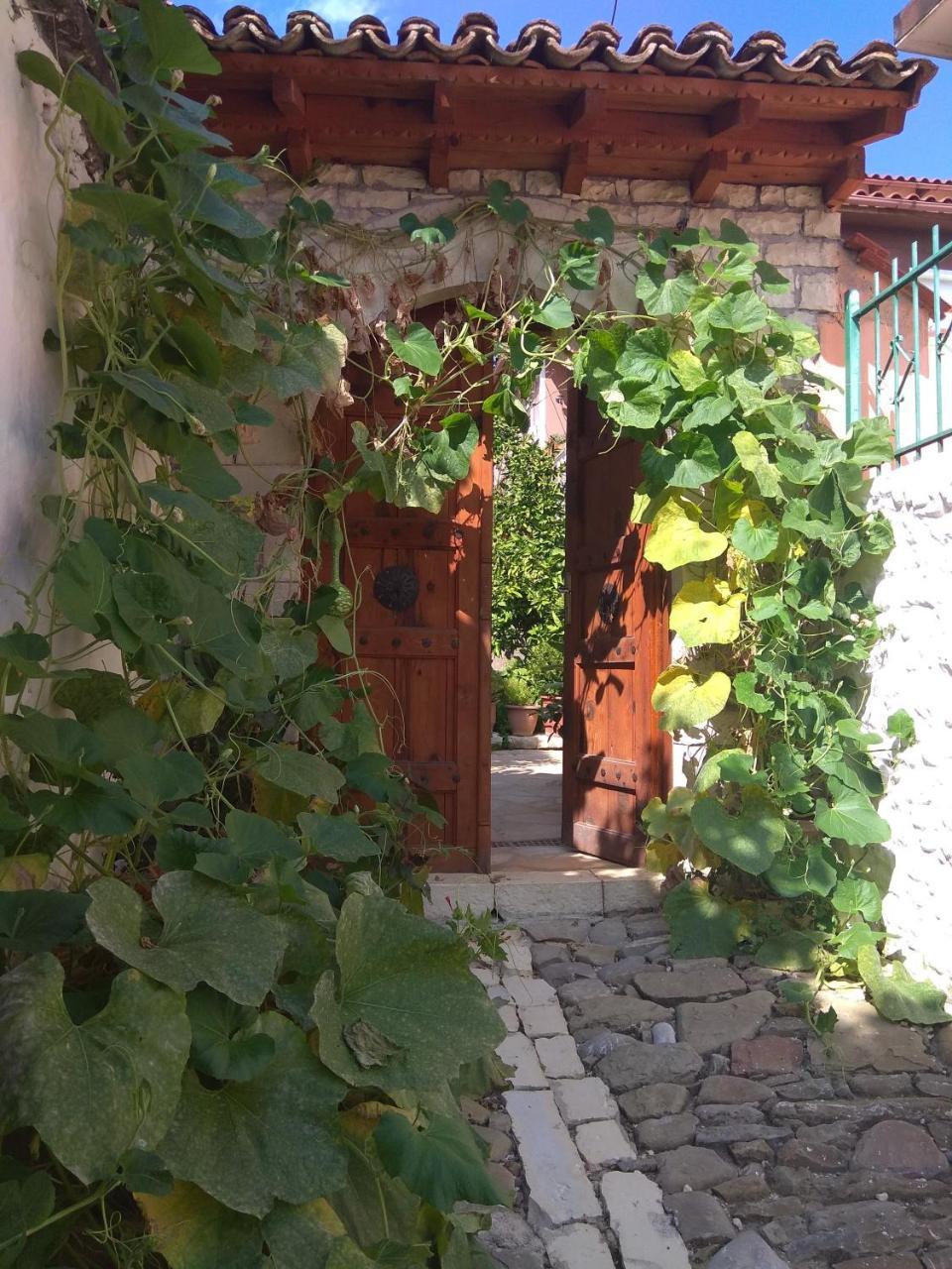 Guesthouse Hlias Gloria Berat Exterior photo