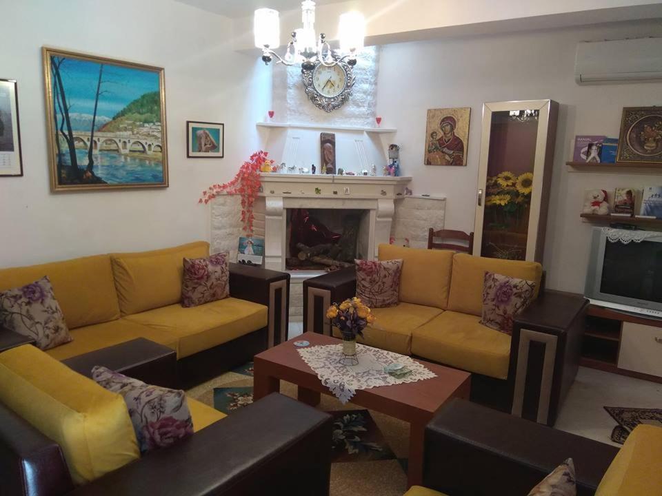 Guesthouse Hlias Gloria Berat Exterior photo