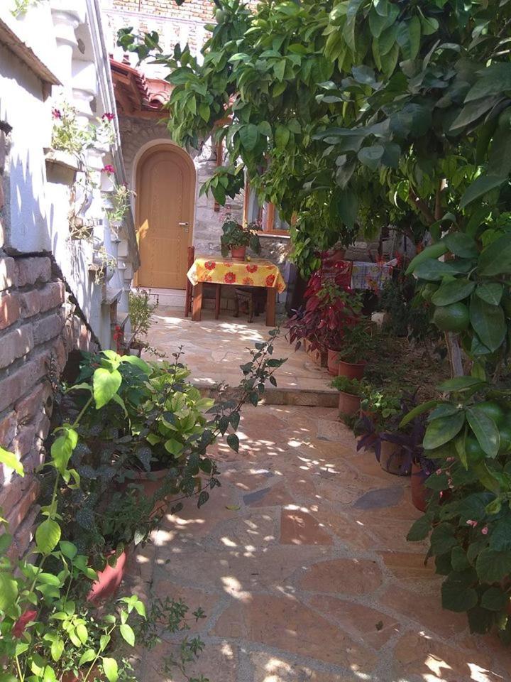 Guesthouse Hlias Gloria Berat Exterior photo