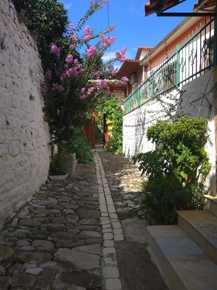 Guesthouse Hlias Gloria Berat Exterior photo
